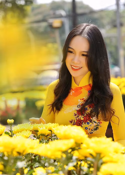 Khánh Ngân là con gái đầu lòng của Á hậu Trịnh Kim Chi và doanh nhân Trấn Phương.