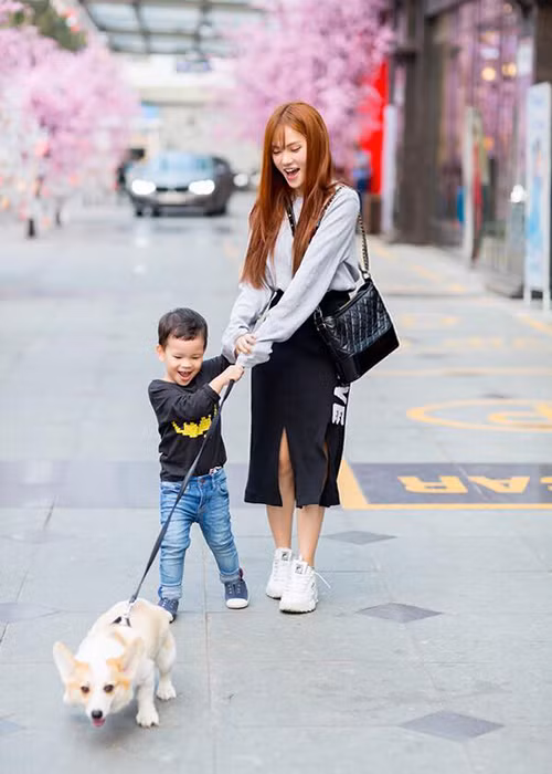 Con trai Thu Thủy sở hữu gương mặt giống hệt bố. Thậm chí, nữ ca sĩ từng nói vui rằng cô đã “đẻ mướn”.
