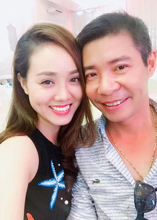 Công Lý kể bạn gái là phóng viên của một tờ báo điện tử. Cô đến nhà anh phỏng vấn rồi để quên cái bút. Sau đó, chuyện tình cảm giữa hai người diễn ra rất tự nhiên.