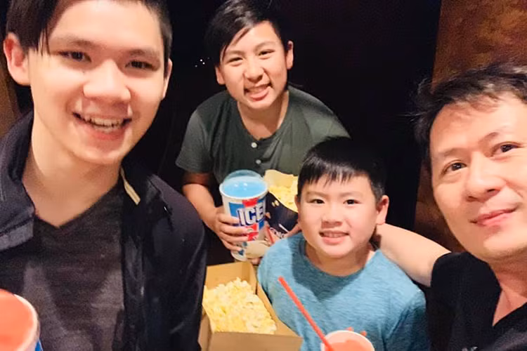 Nam ca sĩ thường xuyên đưa 3 cậu con trai đi chơi. Được biết, mỗi năm, Bằng Kiều hỗ trợ khoảng 100.000 USD (hơn 2 tỷ đồng) để chu cấp cho vợ cũ và 3 con trai.