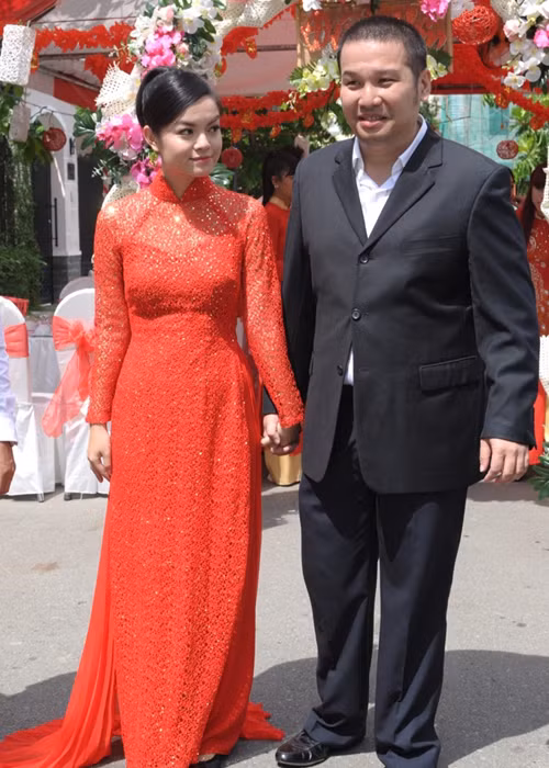 Phạm Quỳnh Anh cũng từng cưới chạy bầu. Cô kết hôn vào tháng 5/2012. Sau đó 6 tháng, nữ ca sĩ sinh con gái.