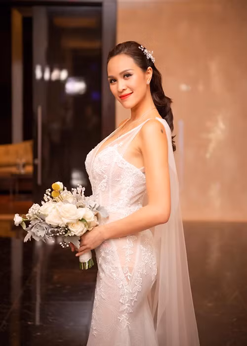 Tháng 6/2019, MC Phương Mai lộ vòng 2 lùm lùm trong đám cưới, dấy nghi vấn cưới chạy bầu. Sau 2 tháng lên xe hoa, cô mới thừa nhận mang thai 5 tháng.
