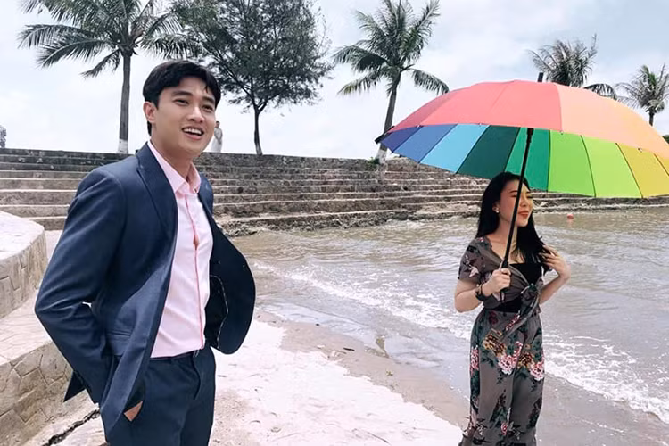 Ở cảnh quay Vũ muốn Thư yêu lại từ đầu thì một cô gái cầm ô đi trên biển. Bất ngờ, Vũ chạy theo cô gái lạ mặt chỉ để mượn ô che nắng cho Thư.