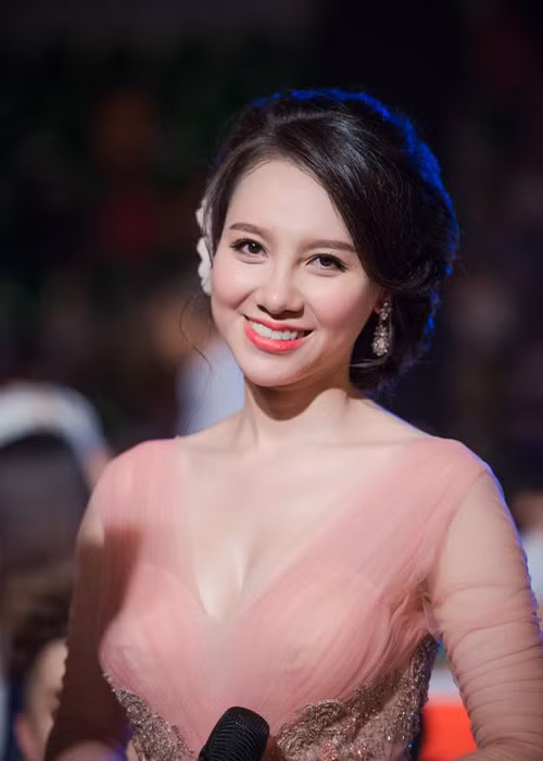 Minh Hà sở hữu gương mặt khả ái, thân hình quyến rũ với vòng một trễ nải.