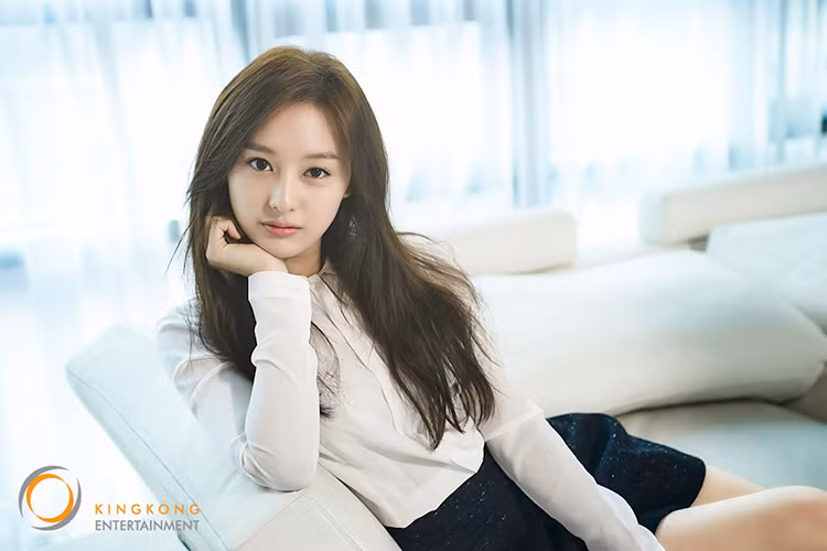 Kim Ji Won từng đóng chung với Song Joong Ki trong bộ phim "Hậu duệ mặt trời".