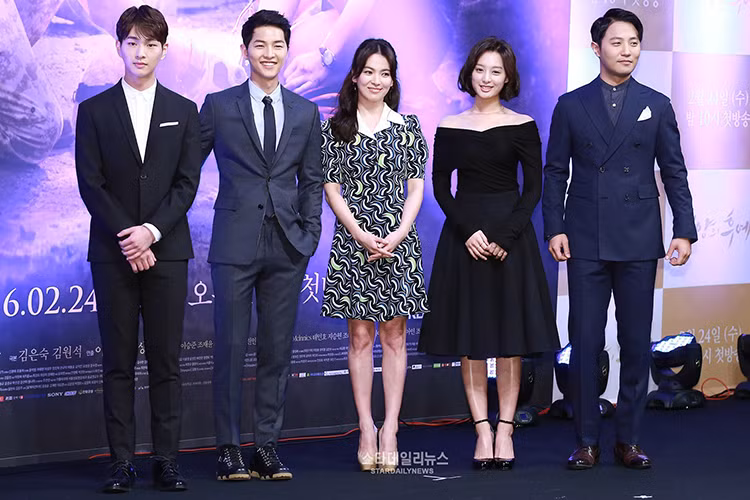 Song Hye Kyo và Song Joong Ki nên duyên từ bộ phim "Hậu duệ mặt trời". Năm 2017, đôi uyên ương kết hôn. Thế nhưng, chỉ sau 2 năm, Song Joong Ki đệ đơn ly hôn Song Hye Kyo.