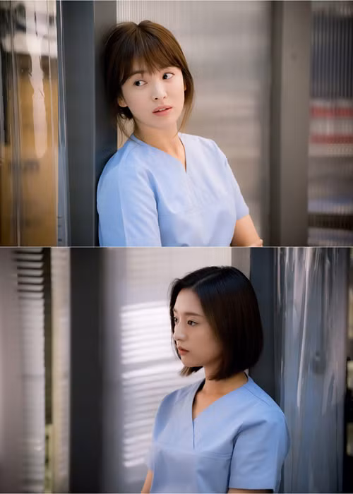 Kim Ji Won kém Song Hye Kyo đến tận 11 tuổi. Cả hai cũng đóng chung phim "Hậu duệ mặt trời".