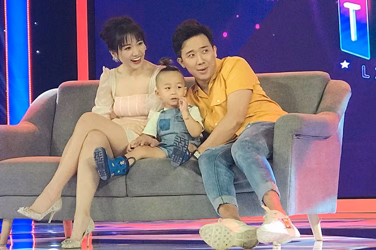 Hari Won từng bị ung thư cổ tử cung nên khá khó khăn trong chuyện sinh con. Dù vậy, Trấn Thành luôn khẳng định nếu không có con, anh vẫn sẽ yêu thương cô.