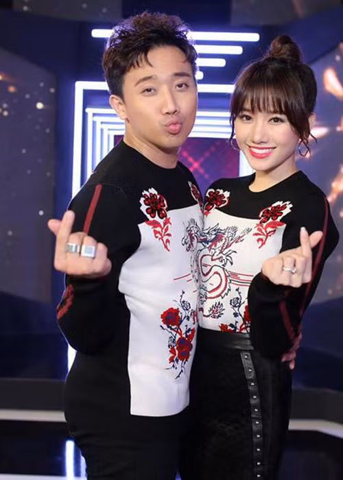 Trấn Thành còn ngồi cặm cụi cuốn chiếc khăn lụa mềm mại vào quai túi cho Hari Won.