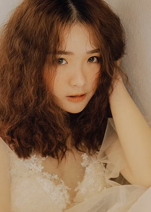 Lê Na sinh năm 1996, là một vlogger kiêm diễn viên, người mẫu ảnh.