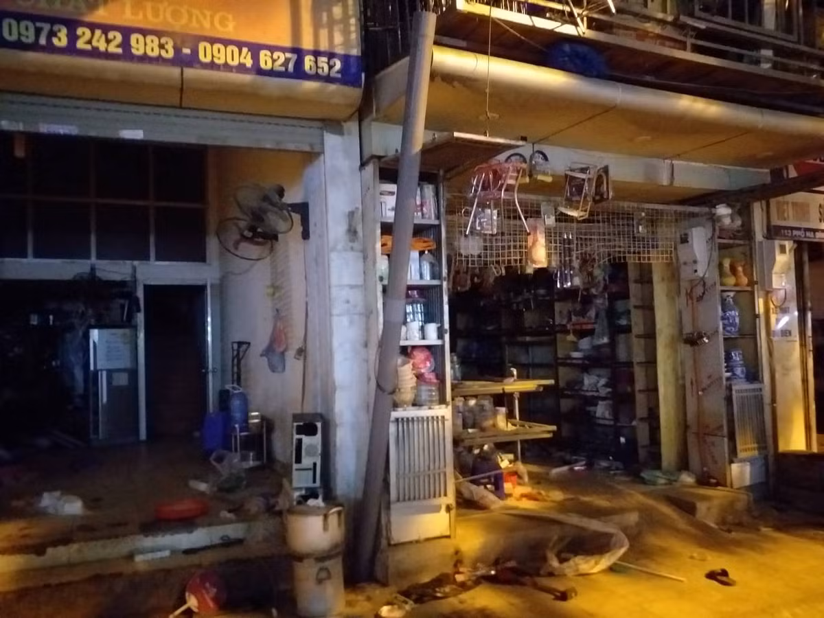 Hơn 20h30, các ngôi nhà ngay sát Công ty cổ phần phích nước Rạng Đông bị cắt điện hoàn toàn. Lực lượng chức năng cũng phong toả khu vực này đề phòng cháy nổ... Kiến Thức sẽ tiếp tục cập nhật vụ việc...
