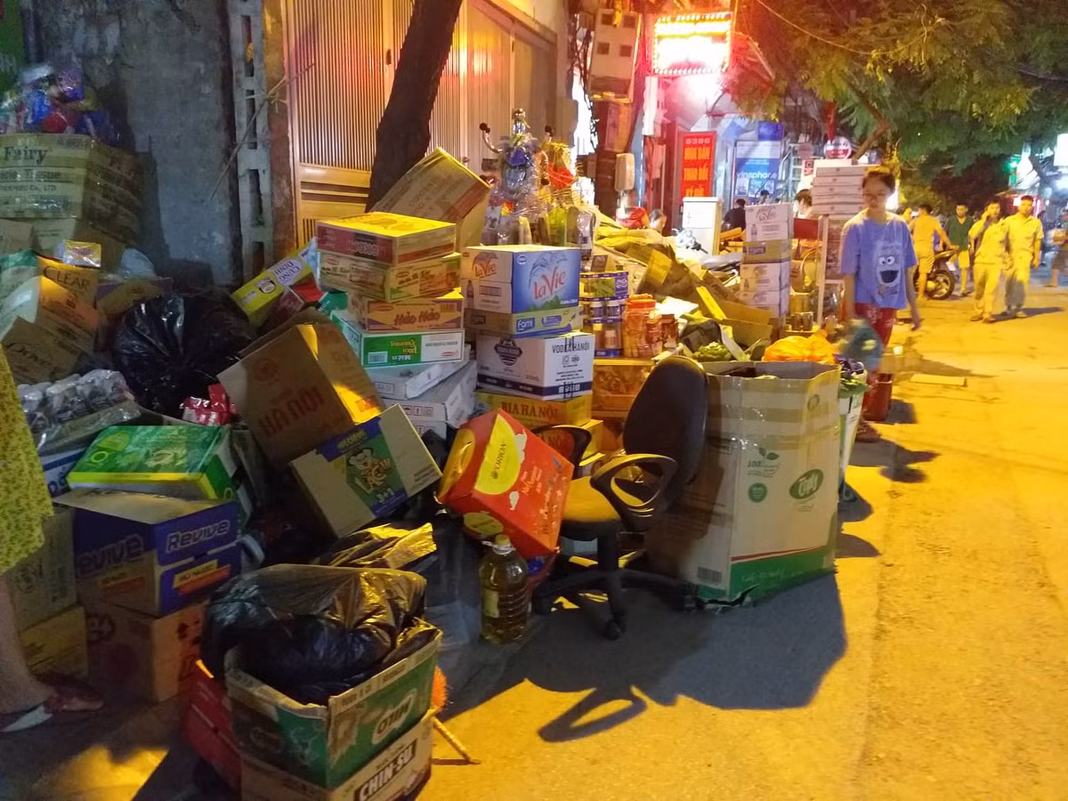 Do lối vào hiện trường vụ cháy nhỏ hẹp nên công tác chữa cháy khá khó khăn. Rất nhiều người dân đang chuyển đồ ra đường vì sợ vụ cháy lan ra khu vực nhà dân.