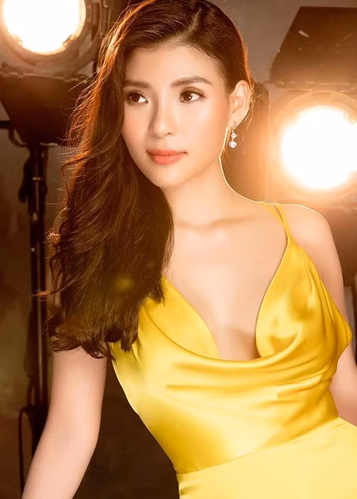 Chia sẻ trên Zing, Thúy Diễm cho hay, đánh vợ đã là hành động đáng lên án, vợ bế con nhỏ mà cũng ra tay vũ phu như người đàn ông trong video càng phải lên án hơn.