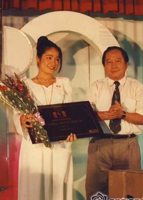 MC Cát Tường sinh năm 1977. Vì đam mê ca hát, năm 18 tuổi, cô tham gia cuộc thi Tiếng hát Truyền hình. Tại sân chơi này, Cát Tường đoạt giải 3.