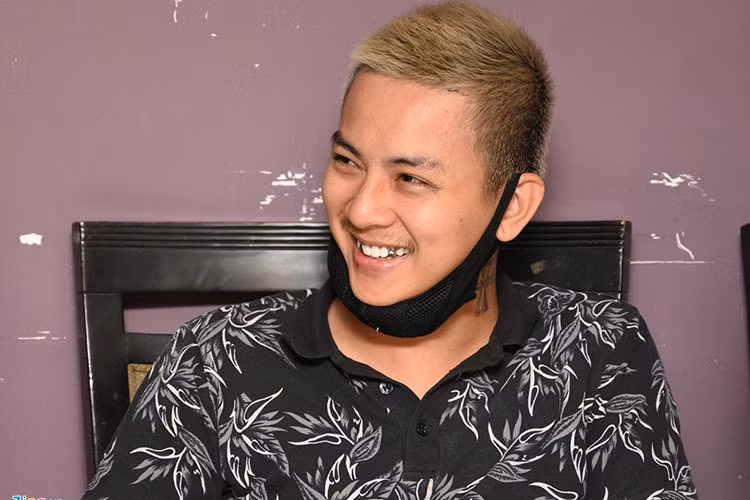 Nam ca sĩ trẻ còn để râu, cắt tóc đầu đinh, xăm hình, trông bụi bặm, không còn vẻ thư sinh. Ảnh: Zing
