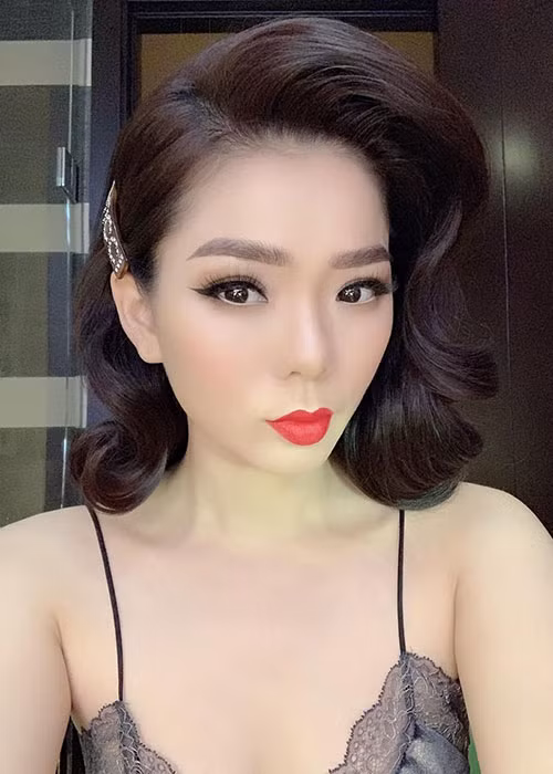 Diện váy 2 dây, Lệ Quyên khoe vòng một trễ nải, ai nhìn cũng phát mê.