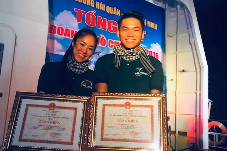 Trước khi quen biết Trung Kiên, Lê Phương từng qua một lần đò và có một cậu con trai riêng.