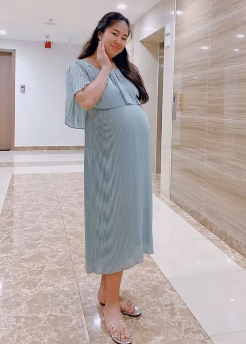 Trong thời gian bầu bí, nữ diễn viên được chồng và gia đình chồng quan tâm, chăm sóc hết mực.