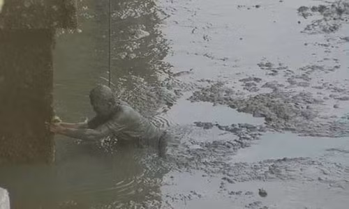 Người đàn ông nhảy xuống bùn chỉ tìm thứ này và sự thật xúc động Nguoi dan ong nhay xuong bun chi tim thu nay va su that xuc dong