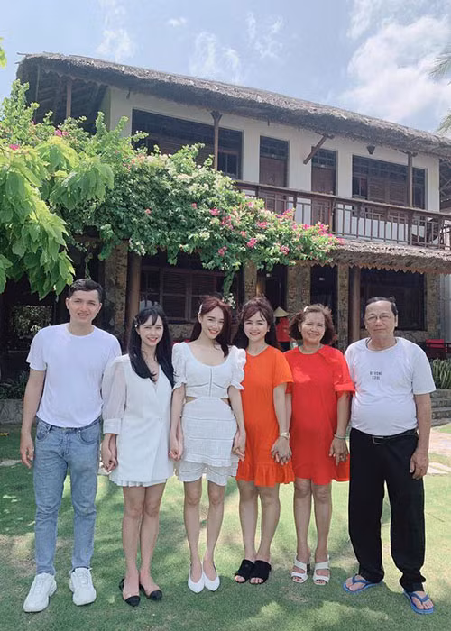 Nhã Phương được khen sở hữu vòng một đẫy đà gợi cảm nhưng đôi tay và chân của cô lại gầy rộc khiến fan khá lo lắng.