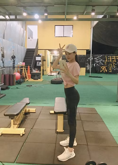 Ngoài thời gian cho công việc, chăm sóc gia đình, Nhã Phương chăm chỉ tập gym để giữ vóc dáng.