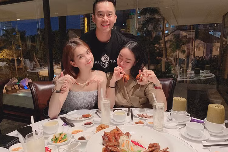 Trong khi không chia sẻ liên quan đến người tình, Ngọc Trinh vẫn đều đặn cập nhật hình ảnh bên bạn bè.