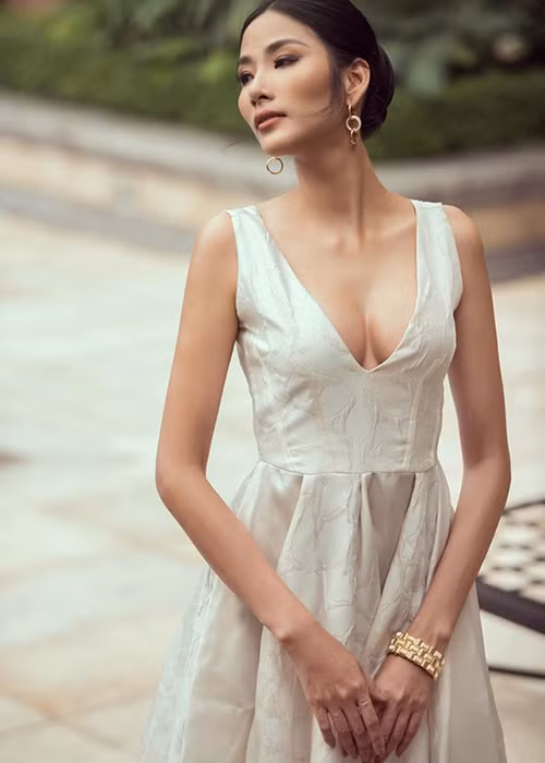 Hoang Thuy do goi cam voi dan thi sinh Miss Universe 2019