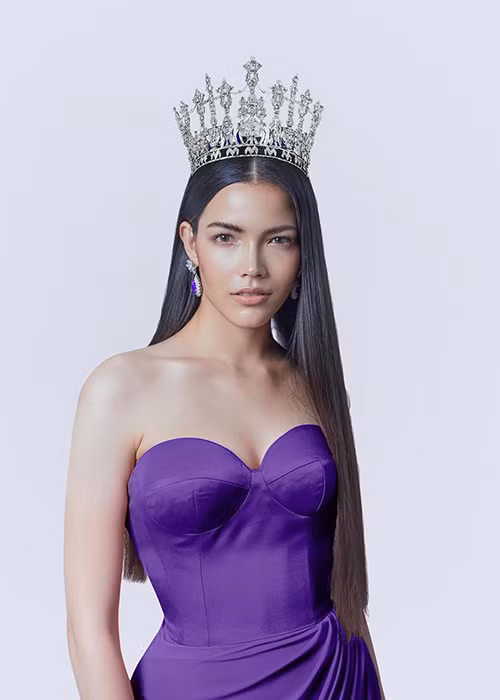 Paweensuda Drouin sở hữu kinh nghiệm dự thi hoa hậu dày dặn, chiều cao khủng (1m81), gương mặt xinh đẹp cùng khả năng ứng xử chuyên nghiệp.