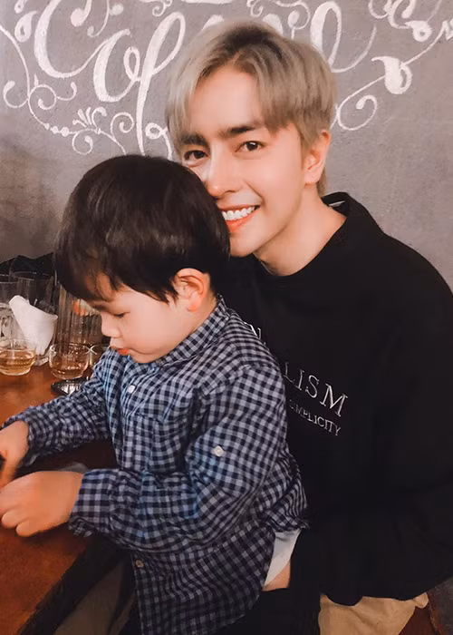 "Con trai của ba phải thật mạnh mẽ, thật đàn ông, thật ngoan như vậy, ba tin con trai sẽ mau lớn và cùng ba bảo vệ mẹ nha. Thương con", chồng trẻ của Thu Thủy dành lời yêu thương cho con riêng của vợ.