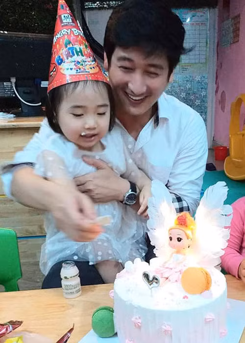 Trên trang cá nhân, Ngọc Quỳnh thường xuyên đăng tải hình ảnh hạnh phúc bên vợ và các con.