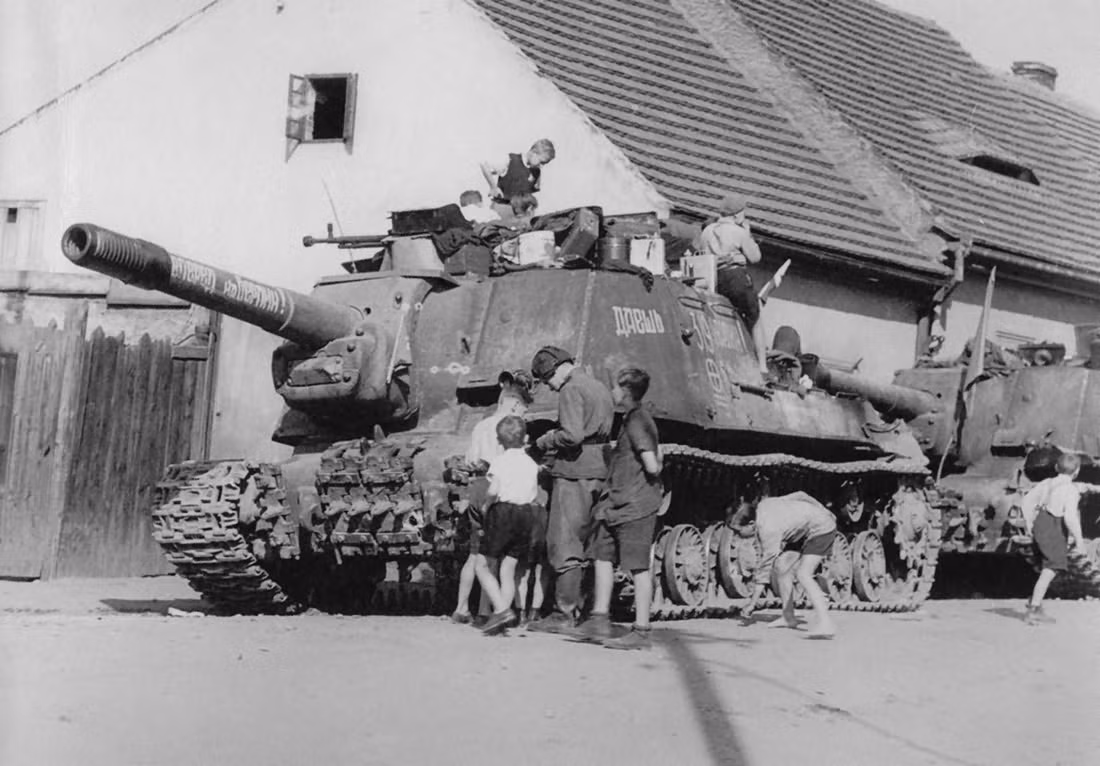 Sau đó, một chiếc Jagdpanther thứ 2 xông ra tiếp cứu liền bị khẩu ISU đơn độc bắn trúng ngay phát đầu tiên. Và mphair cần tới chiếc Jagdpanther thứ 3 thì "con quái thú" mới chịu gục ngã. Sau trận chiến, người ta thấy 3 viên đạn của Bix trúng vào vòng đai khẩu 152,4mm nhưng không xuyên thủng… Nguồn ảnh: Arms-Expo