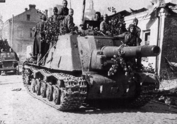 "Khi chúng tôi tiến vào Vienna, người ta bố trí thêm cho chúng tôi một khẩu đội ISU-152 hạng nặng, gồm ba chiếc... Bọn Đức phản công bằng nhiều chiếc Panther. Panther là một loại tăng hạng nặng. Tôi ra lệnh đưa một chiếc ISU lên phía trước để chọi với đám tăng Đức. Và, chúng gặp nhau trên đường. Chiếc ISU nã đạn và sức nổ tống chiếc Panther bật lùi về phía sau (bắn từ khoảng cách 400-500 mét). Tháp pháo của nó bật tung khỏi thân xe rồi rơi xuống cách đó mấy mét", lính xe tăng Liên Xô Dmitri Loza nhớ lại phát bắn ấn tượng của ISU-152 trong cuộc chiến với quân phát xít. Nguồn ảnh:Wikipedia