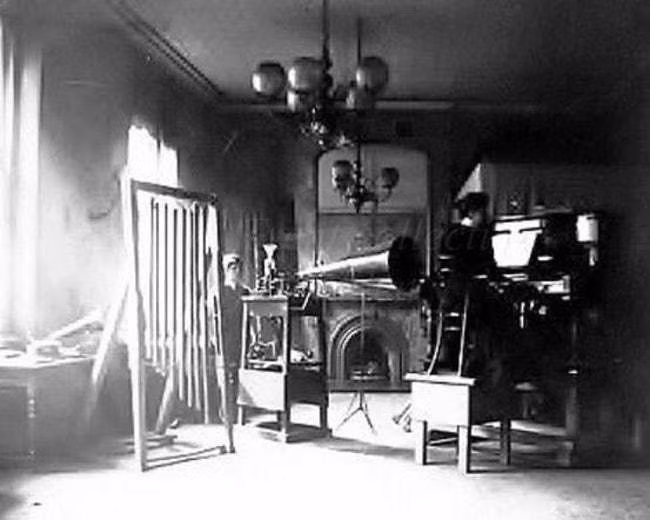 Bức ảnh đầu tiên chụp 1 phòng thu âm năm 1898.