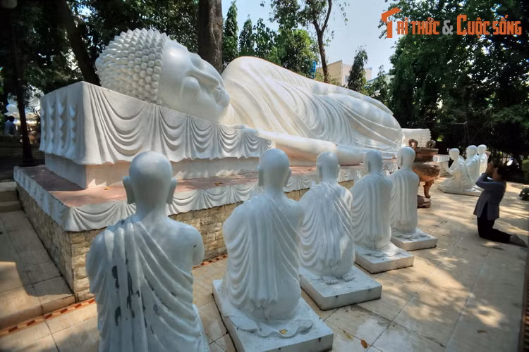 Ngoài ra trong khuôn viên chùa còn các công trình tái hiện bốn thắng tích gắn với sự phát tích của đạo Phật, gồm có Vườn Lâm Tì Ni (nơi Phật ra đời), Bồ Đề Đại Tràng (nơi Phật hành đạo), Vườn Lộc Uyển (nơi Phật thuyết đầu tiên), Ta La Song Thọ (đức Phật nhập niết bàn).