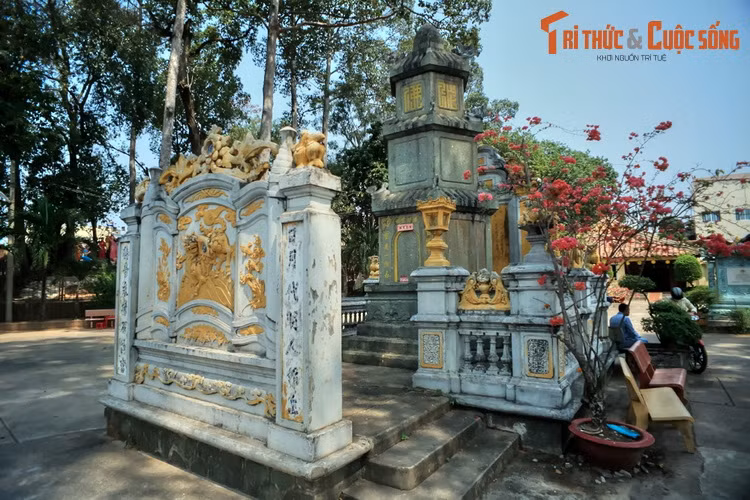 Vào năm 1923 – 1926, cụ Nguyễn Sinh Sắc cùng với cụ Tú Cúc (Phan Đình Viện) và Hòa thượng Từ Văn đã sáng lập ra Hội Danh Dự tại ngôi chùa này. Mục đích Hội là truyền bá tư tưởng yêu nước thông qua các buổi thuyết giáo lý, dạy chữ Nho, dạy bốc thuốc…