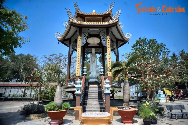 Theo các tư liệu lịch sử còn được lưu giữ cho đến nay, chùa được Thiền sư Đại Ngạn thuộc dòng thiền Lâm Tế khai sơn năm Cảnh Hưng thứ 2, đời Lê Hiển Tông, tức năm Tân Dậu 1741.