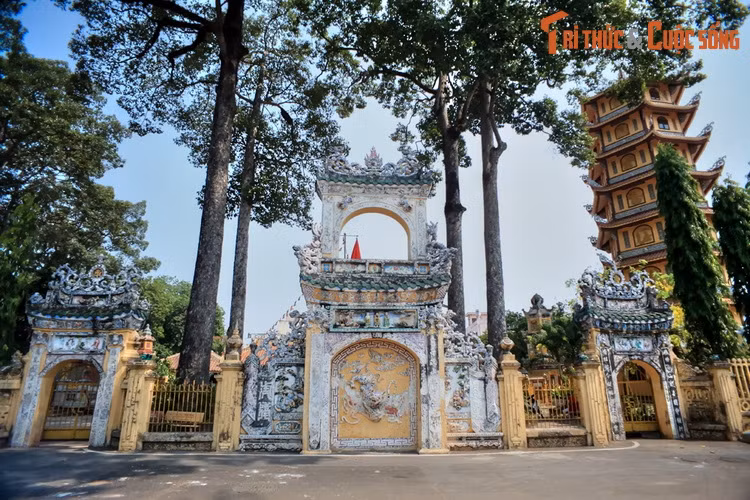 Tọa lac ở 35 Yersin, phường Phú Cường, thành phố Thủ Dầu Một, tỉnh Bình Dương, chùa Hội Khánh là một trong những ngôi chùa lớn và nổi tiếng nhất của khu vực Đông Nam Bộ.