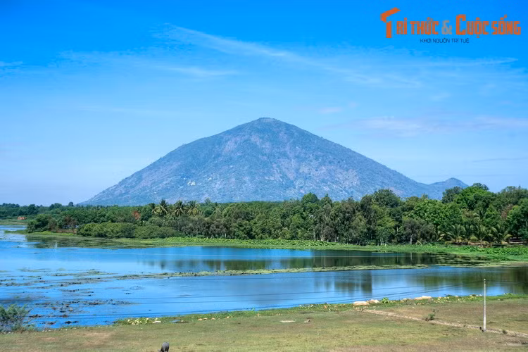  1. Núi Bà Đen. Nằm cách trung tâm thành phố Tây Ninh (tỉnh Tây Ninh) 11 km, là ngọn núi cao nhất Đông Nam bộ và là biểu tượng cho mảnh đất và con người Tây Ninh.