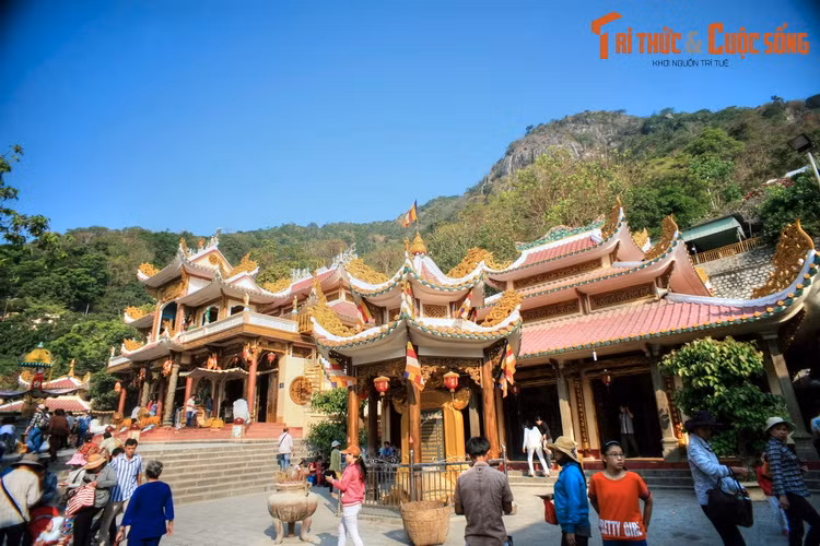 Là điểm hành hương nổi tiếng, núi Bà Đen có một hệ thống chùa mang lịch sử lâu đời, gồm chùa chính chùa Bà Đen và Điện Bà, nơi thờ nàng Lý Thị Thiên Hương, tục gọi là Bà Đen. Bên cạnh đó là chùa Trung, chùa Bà, chùa Hang, chùa Vân Sơn…