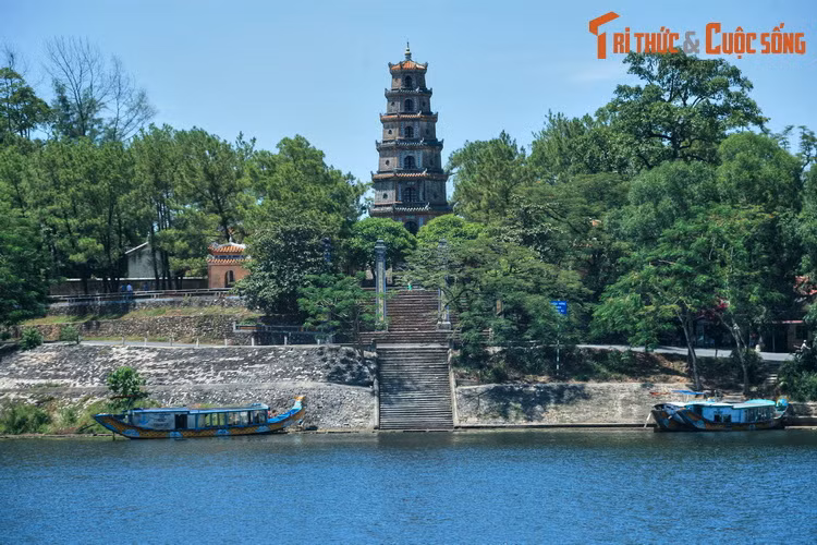 2. Gắn liền với chùa Thiên Mụ, tháp Phước Duyên là một biểu tượng nổi tiếng của Cố đô Huế kể từ thời nhà Nguyễn đến nay. Theo sử sách, tháp được xây dựng ở phía trước chùa Thiên Mụ vào năm 1844, nhân ngày lễ bát tuần của Thái Hoàng Thái Hậu Nhân Tuyên Tử Khánh.