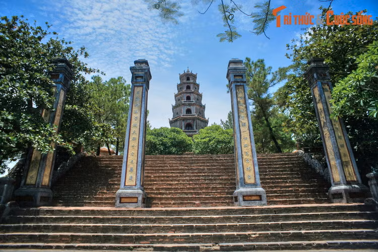 Về mặt kiến trúc, tháp cao 21 mét, gồm 7 tầng, xây theo hình khối bát giác (có 8 mặt). Bên trong tháp, từ tầng thứ 2 trở lên đỉnh có bậc thang đi lên theo hình xoắn ốc. Bảy tầng tháp thờ 7 vị Phật khác nhau.