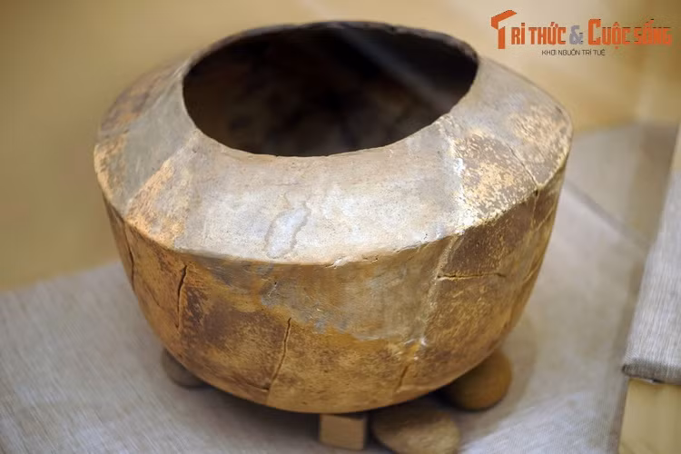 Cụm di tích mộ vò có quy mô lớn nhất được phát hiện ở Đồng Nai gồm 108 mộ, đều được chôn ở tư thế thẳng đứng. Các vò được bố trí thành nhóm hay dãy dài, phần đầu nổi lên nằm cách mặt đất khoảng 20-30 cm. Một số vò lớn kê những tảng đá lớn xung quanh đáy.