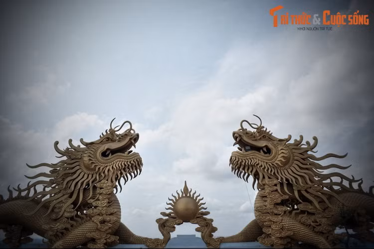Không chỉ thờ Phật, chùa còn là nơi thờ các vị thần trong tín ngưỡng dân gian như Thiên Thủ Thiên Nhãn, Linh Sơn Thánh Mẫu, Diêu Trì Kim Mẫu, Ngũ Hành Nương Nương và Ngọc Hoàng Thượng đế...