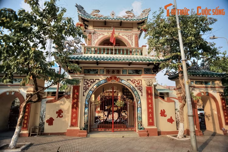 Chùa có một cổng tam quan bề thế hướng ra mặt đường. Điều kỳ lạ ở chỗ, cổng giữa của tam quan không phải lối đi mà được đặt một tượng ngựa cùng thanh đao dài. Mỗi lần viếng chùa, người dân địa phương thường chui qua bụng con ngựa này.