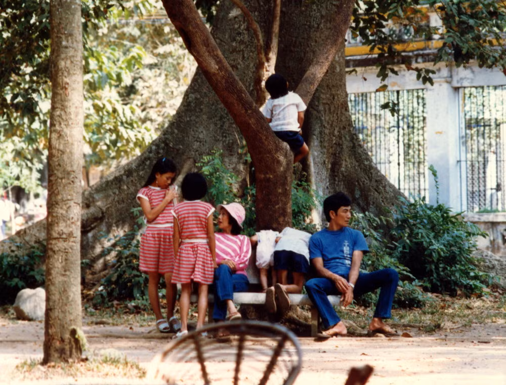 Một gia đình thư giãn trong Thảo Cầm Viên Sài Gòn.