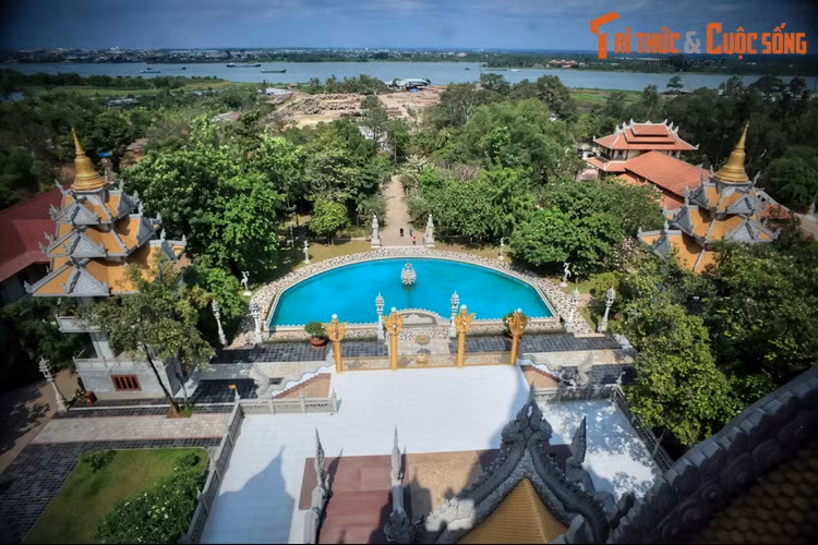 Tháp có diện tích trên 2000 m2, tọa lạc trên một quả đồi thấp hướng ra sông Đồng Nai với cảnh quan thơ mộng, là nơi thờ xá lợi Phật và các Chư Thánh Tăng của Phật giáo.