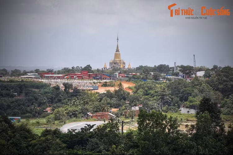 Nằm trong khuôn viên Tổ đình Bửu Long (quận 9, TP. Hồ Chí Minh), Bảo tháp Xá lợi Gotama Cetiya là tòa bảo tháp Phật giáo có quy mô lớn và kiến trúc độc đáo bậc nhất của Việt Nam.