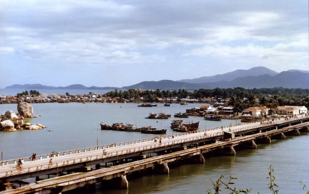 Một hình ảnh khác về cầu Xóm Bóng nhìn từ tháp Po Nagar.