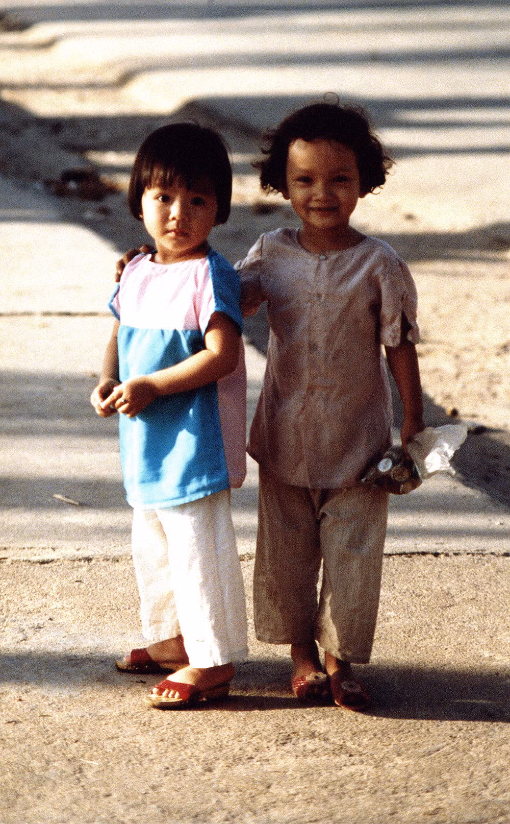 Hai bé bé gái Vũng Tàu năm 1988.