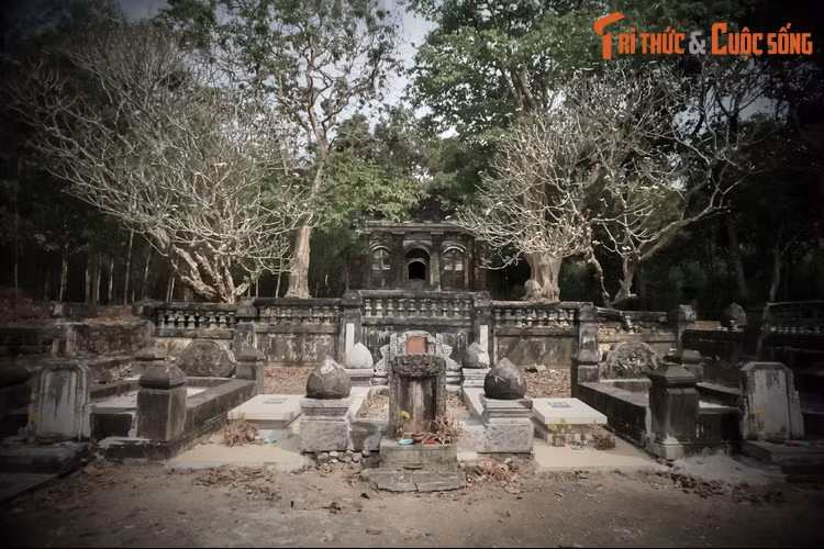 Đây là một quần thể kiến trúc lăng mộ kiểu truyền thống của giới quý tộc xưa, được xây dựng rất công phu, với các công trình chính từ trước ra sau là cổng tam quan, khu mộ phần gồm ba ngôi mộ có tường bao quanh và khu nhà thờ.